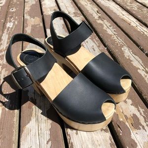 No.6 wooden leather clogs.